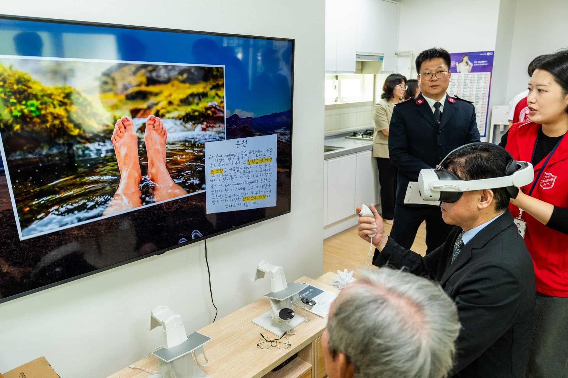 군산 스마트노인정 VR 여행 화면과 체험