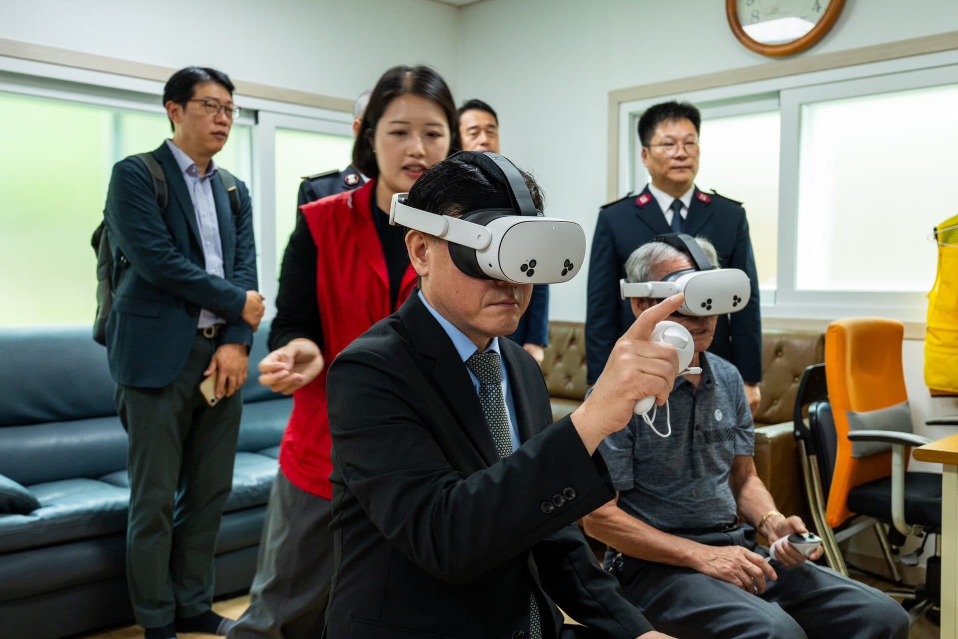 군산 스마트노인정 어르신 VR 체험